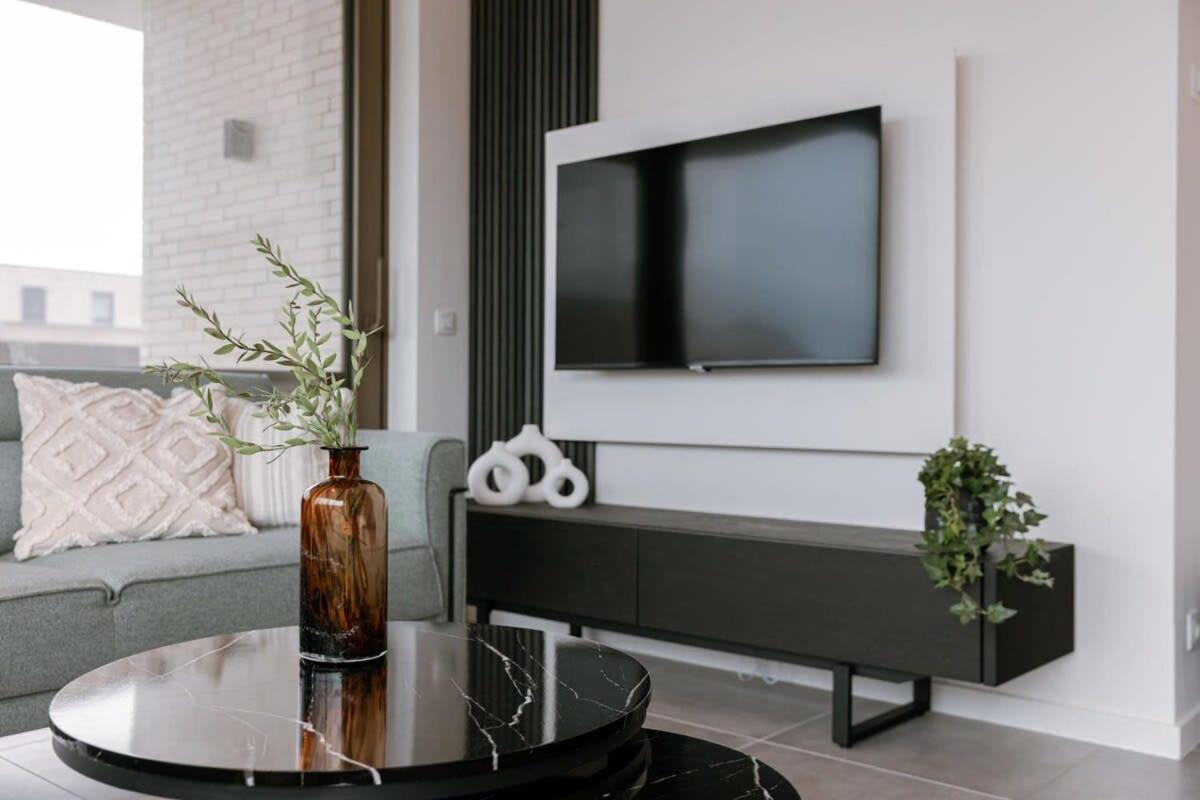 Brand New Pet Friendly With Parking Appartement